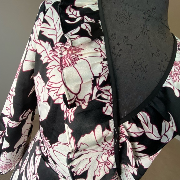 Lulu’s Deep V Floral Wrap Dress Size S - Picture 3 of 8